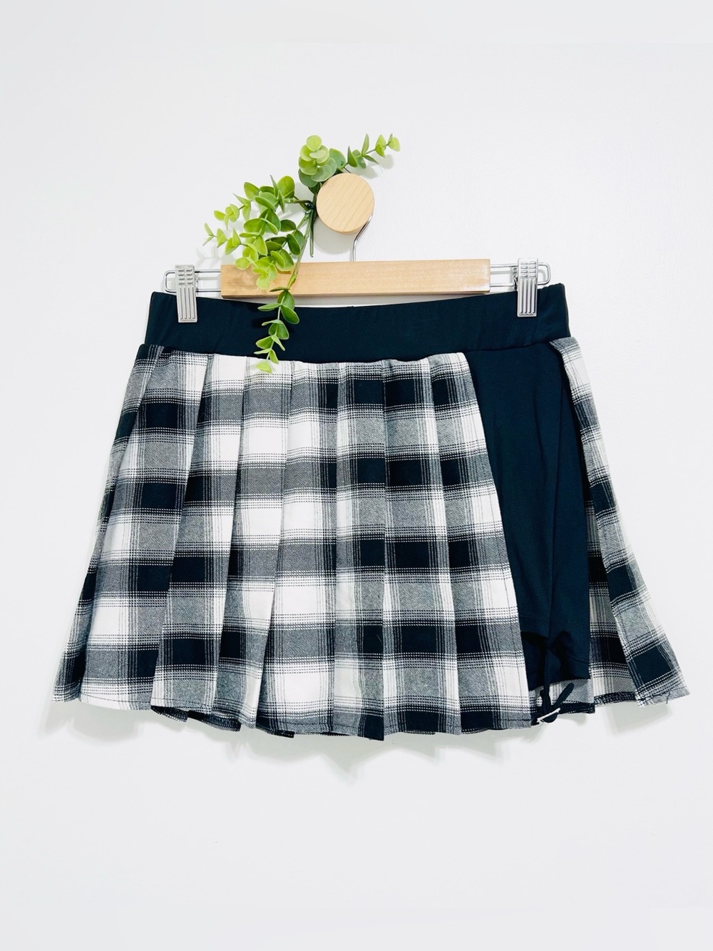 Halara NWT White Black Pleated Goth School Girl Mini Skort